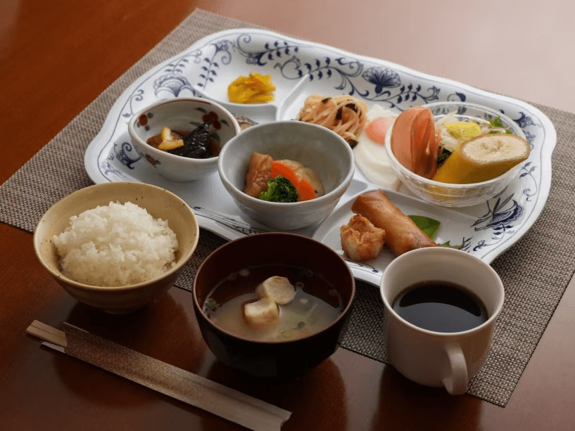【朝食】地産地消の食材を使った自慢の定食(内容は仕入の状況により変更となります)。