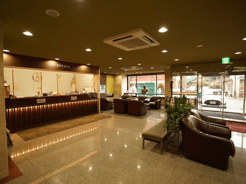 【フロント・ロビー】明るく清潔感のあるフロント。