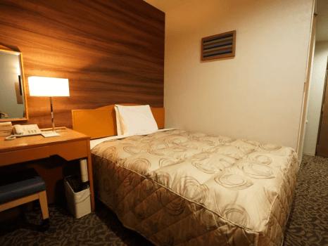 【ダブルルーム】カップルやご夫婦でお寛ぎいただけるダブルベッド