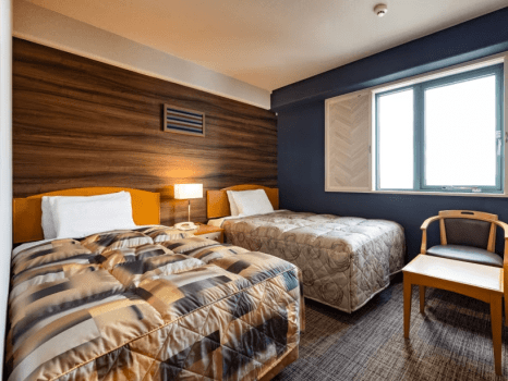 【ツインルーム】特別仕様のセミダブルベッドとシングルベッドを設置