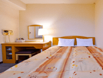 【ダブルルーム】カップルやご夫婦でお寛ぎいただけるダブルベッド