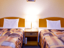 【ツインルーム】特別仕様のセミダブルベッドとシングルベッドを設置