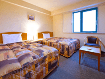 【ツインルーム】特別仕様のセミダブルベッドとシングルベッドを設置