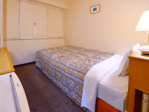 【セミダブルルーム】ベットはゆったりと休めるセミダブルベット