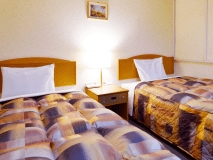 【デラックスツイン】特別仕様のセミダブルベッドとシングルベッドを設置