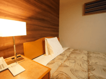 【ダブルルーム】カップルやご夫婦でお寛ぎいただけるダブルベッド