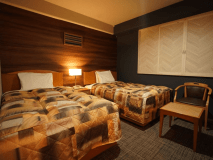 【デラックスツイン】特別仕様のセミダブルベッドとシングルベッドを設置