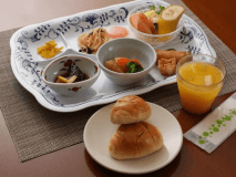 【朝食】地産地消の食材を使った自慢の定食(内容は仕入の状況により変更となります)。