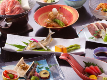 季節の旬な食材を使った約10品のオリジナル会席料理