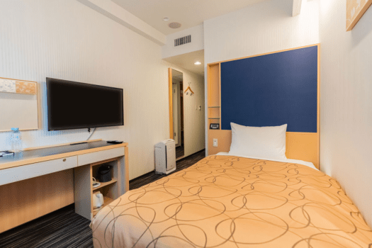 【シングルルーム】湯沸かしポット・ドライヤー・加湿器・個別空調など設備が充実しております。