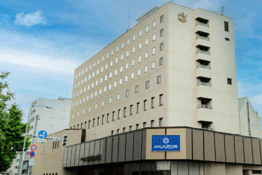 【外観】都会のオアシス中島公園と豊平川に隣接。地下鉄中島公園駅から徒歩３分の好立地ホテルです。