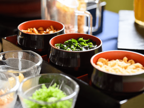 【朝食バイキング一例】お味噌汁は自分好みの具材をどうぞ