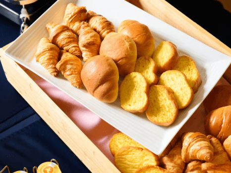 【朝食バイキング一例】クロワッサンやバターロールなど、洋食派におすすめのパン