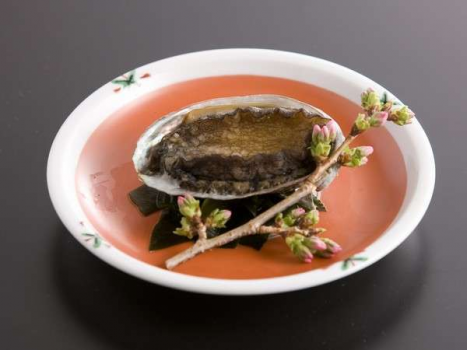 あわびは板場で食べごろに調理してご用意いたします。