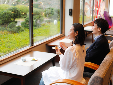 ご到着後は自然豊かな景色を眺めながら、蒸かしたての「温泉まんじゅう」を。優しい甘さが疲れを癒します。