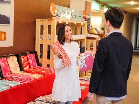 温泉気分を愉しむ色浴衣の数々。「どちらの柄が似合いそう？」いつもと違う雰囲気に思わず笑顔が溢れます♪