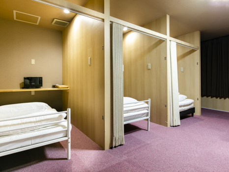 グループ利用のお客様向け♪
「寝るときはプライベートな空間で」というご要望にお応えし、
シングルベッドが仕切られているお部屋になります。
※他のお客様と同部屋にはなりませんのでご安心ください。