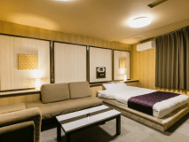 クイーンベッド＆防音完備。穏やかで安らぐ、快適な滞在を。

・《禁煙》ルーム
・クイーンベッド1台　縦195cm×幅160cm
・バスルームは洗い場付きタイプで、広めの作りになっております。
・無線LAN（Wi-Fi)インターネット接続無料
・エアコン
・加湿機能付き空気清浄機
・冷蔵庫
・電子レンジ
・各種アメニティグッズ