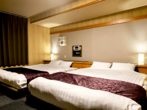 ２名様のご利用に☆大きなベッドでぐっすりお休みになりたい方向け

・禁煙ルーム
・クイーンベッド1台、シングルベッド1台のお部屋となります。
※エキストラベッド追加で最大4名まで宿泊可能
・バスルームは洗い場付きタイプで、広めの作りになっております。
・無線LAN（Wi-Fi)インターネット接続無料
・エアコン
・加湿機能付き空気清浄機
・冷蔵庫
・電子レンジ
・各種アメニティグッズ