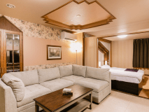 当館で一番広く、贅沢にくつろいでいただける貴賓室。
大きなソファーでゆっくり、個室サウナで心身も整う♪

80平米のお部屋に、キッチンスペースもついているので、
お部屋でお料理なども可能となっております。