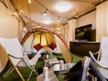 いつもとは一味違う滞在を愉しめる、屋内グランピング向け客室。
お部屋にテントがあり、室内でキャンプ気分が味わえます！

80平米のお部屋に、キッチンスペースもついているので、
お部屋でお料理なども可能となっております。