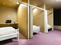 グループ利用のお客様向け♪
「寝るときはプライベートな空間で」というご要望にお応えし、
シングルベッドが仕切られているお部屋になります。
※他のお客様と同部屋にはなりませんのでご安心ください。