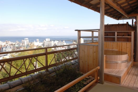和室12.5畳～月見台テラス【源泉かけ流し露天風呂】／お部屋の露天風呂からは美しい景色をお楽しみください※写真はイメージです