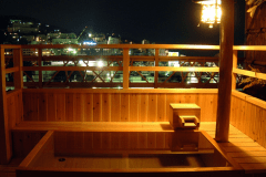 和室12.5畳～月見台テラス【源泉かけ流し露天風呂】／ライトアップした露天風呂でお寛ぎいただけます。※写真はイメージです