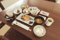 朝食一例／あたたかいお味噌汁に、ホカホカごはん。たまにはゆっくり朝食を味わおう。