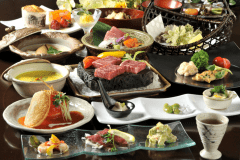 【夕食一例（大人）】季節の創作料理。旬の素材、那須の地場食材を生かした献立は、どれも料理長の自信作！