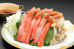 【ずわい蟹しゃぶしゃぶ】たっぷりとした蟹足を湯にくぐらせ、旨みと甘みをご堪能ください。