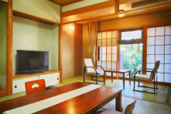 【１階客室一例】デザイナー演出の趣深い純和室。各客室に専用の露天風呂をご用意しております。