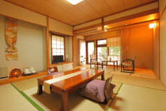 【１階客室一例】デザイナーが設計した趣のある客室。各客室に専用の露天風呂をご用意しております。
