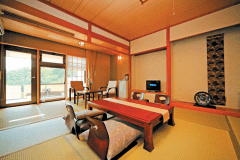 【２階客室一例】デザイナーの設計による落ち着いた雰囲気の純和室。各客室に専用の露天風呂をご用意しております。