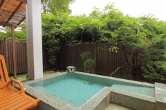 【102星影】御影石の露天風呂。四季の彩りを楽しめる温泉露天風呂でお寛ぎのひとときを♪