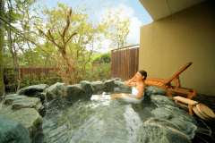 【105昴】岩の庭園露天風呂。四季彩豊かな那須の自然をお楽しみいただける庭園付露天風呂。