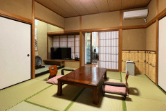 【１階和洋室一例】本間、茶室、寝室の三間。備え付けの露天風呂は開放的な造りの岩風呂です。