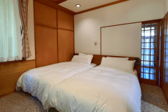 【１階和洋室一例】寝室（ベッドルーム）。シングルベッド2台ご用意しております。