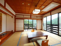 ○本館｜母屋和室（7.5畳）～純和風客室～