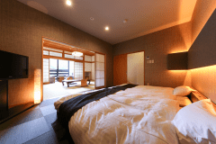 ○本館｜母屋和洋室～モダン洋室に純和風客室～ぼたん～