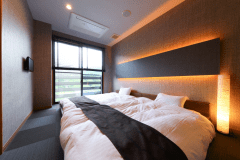 ○本館｜母屋和洋室～モダン洋室に純和風客室～すみれ～