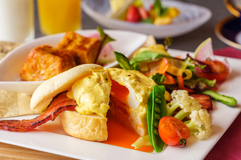 【ご朝食‐洋食】卵と特製ソースが絡み合う人気の「エッグベネディクト」 【ご朝食‐洋食】卵と特製ソースが絡み合う人気の「エッグベネディクト」