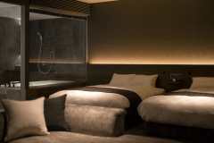 【JUNIOR SUITE／LUXE STYLE】眠りを追求したセミダブルサイズのベッド。