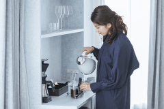 コーヒーマシン・エスプレッソメーカー・紅茶まで幅広くご用意。充実したお部屋の滞在を。