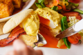 【ご朝食‐洋食】卵と特製ソースが絡み合う人気の「エッグベネディクト」