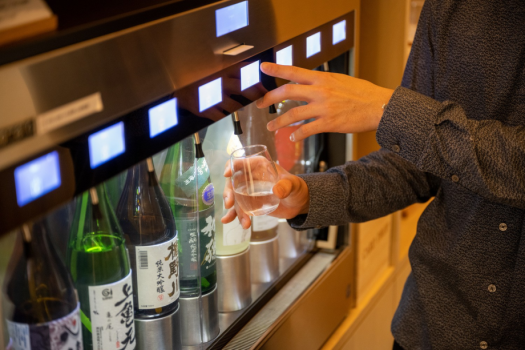 ラウンジ内では山形庄内の地酒と県産ワインがセルフでお楽しいただけます。