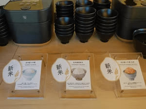 お米の食べくらべ（つや姫／雪若丸／玄米）
新米の季節は新米が並びます。※写真は一例です