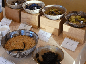 郷土料理のごはんのおとも（塩納豆／海苔の佃煮／おつけもの）※写真は一例です