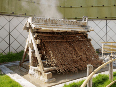 高温の源泉を竹枝に伝わらせ適温に冷ましてから浴槽に注ぎます。