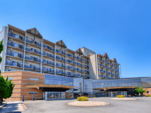 【外観】清流・三隈川の中州に佇む河畔の温泉ホテル